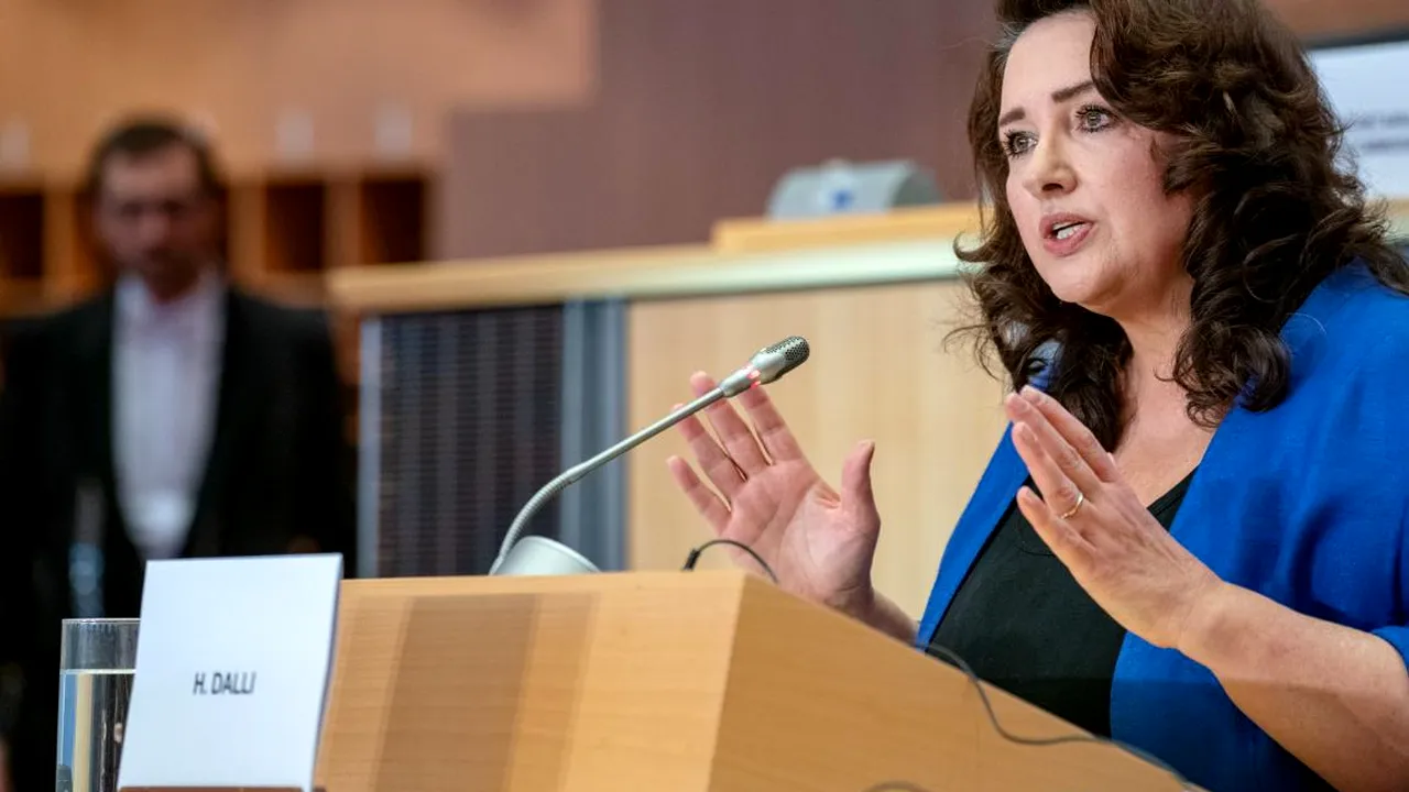 PREZENTUL FĂRĂ PERDEA Marius Oprea / Cine e Maria Dalli, comisarul european care a vrut să interzică Crăciunul. Membru al staff-ului ei: ”O luăm razna! Cu Dalli, trecem prin suprarealism!”