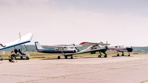 Un avion, câțiva angajați și rute pe care nimeni nu le vrea. Cum supraviețuiesc cele mai mici companii aeriene din lume