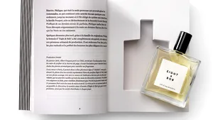 Parfumurile-cult: Care sunt aromele care au intrat în istorie după ce au fost purtate de personalităţi precum J.F. Kennedy, Audrey Hepburn sau Coco Chanel