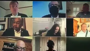 Gafă surprinsă LIVE, în timpul unei conferinţe pe Zoom. Un senator a încercat fără succes să-şi ascundă fapta