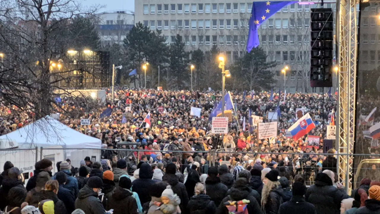 Demonstraţie antiguvernamentală la Bratislava cu zeci de mii de participanţi