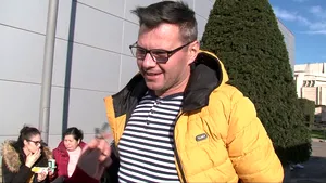 Haine de firmă şi vacanţe în străinătate vs alimente şi dulciuri. Ce cadouri primesc elevii de la oraş şi cei de la ţară. VIDEO