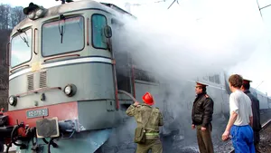 Locomotiva trenului Bucureşti-Viena a luat foc, în judeţul Alba. Traficul pe magistrala 300 este blocat