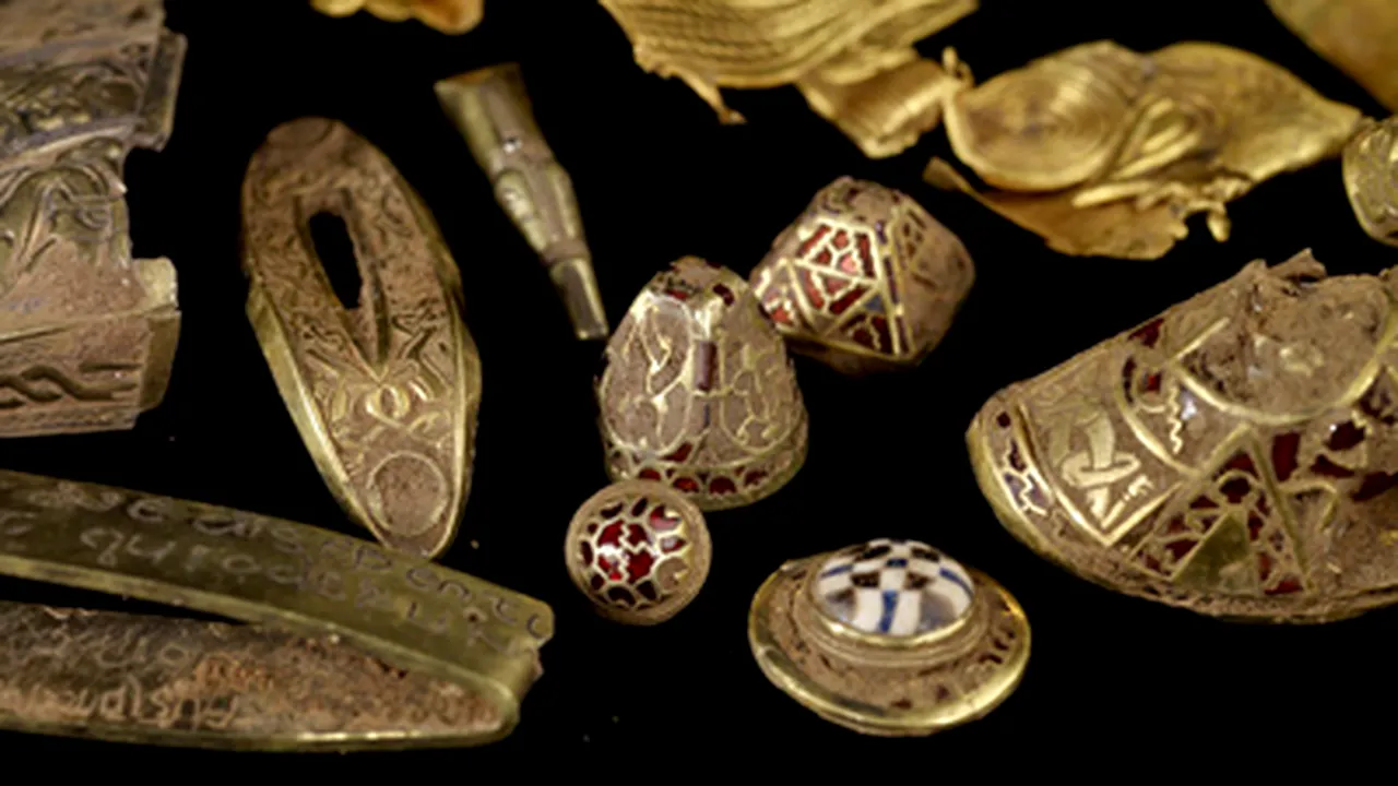 O fabuloasă comoară anglo-saxonă, descoperită de un şomer britanic - GALERIE FOTO