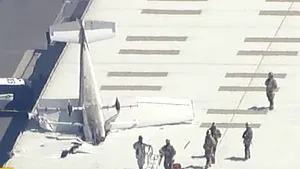 Un avion uşor s-a prăbuşit şi a rămas blocat pe acoperişul hangarului

