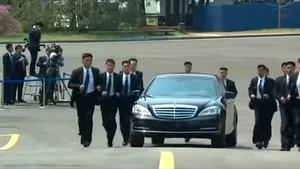 Maşina în care se afla Kim Jong-Un, flancată de 12 oameni de pază, în pas alergător, la finalul întâlnirii istorice cu preşedintele Coreei de Sud | VIDEO