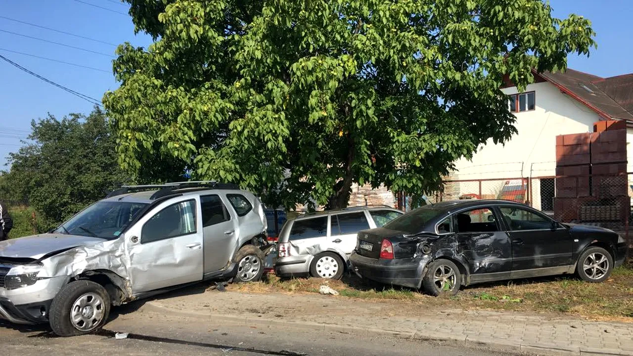 Mureş: Şase persoane, printre care o femeie gravidă, au fost rănite în urma unui accident în care au fost implicate cinci maşini