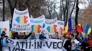 Băsescu, întâmpinat în centrul Chişinăului de câteva sute de persoane care scandau 