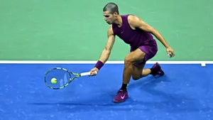 Alcaraz avansează în runda a patra a US Open, Rybakina elimină pe Răducanu