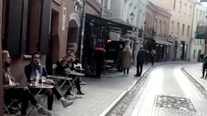 O capitală europeană se transformă într-o “vastă cafenea în aer liber“. Primarul a pus spaţiile publice la dispoziţia localurilor | VIDEO
