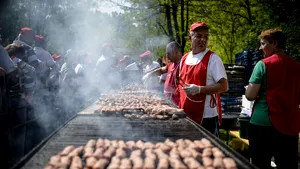 VENI, VIDI, MICII. Ordonanţele militare nu au stins grătarele de 1 mai. Românii stau la coadă pentru mici la pachet