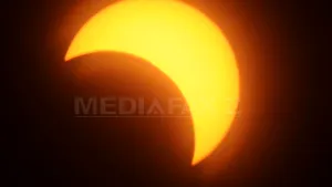 Sfaturile medicilor privind eclipsa de Soare: Privitul direct este periculos. Ochelarii de soare nu oferă protecţie