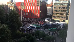 FOTO, VIDEO | Proteste violente în Hamburg, înaintea summitului G20. Forţele de ordine au intervenit cu tunuri de apă/ Confruntările au izbucnit în timpul întrevederii dintre Donald Trump şi Angela Merkel