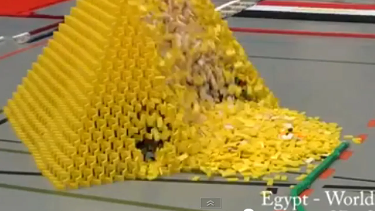 Record mondial la domino: Ansamblu de 127.000 de piese, demolate în şapte minute - VIDEO