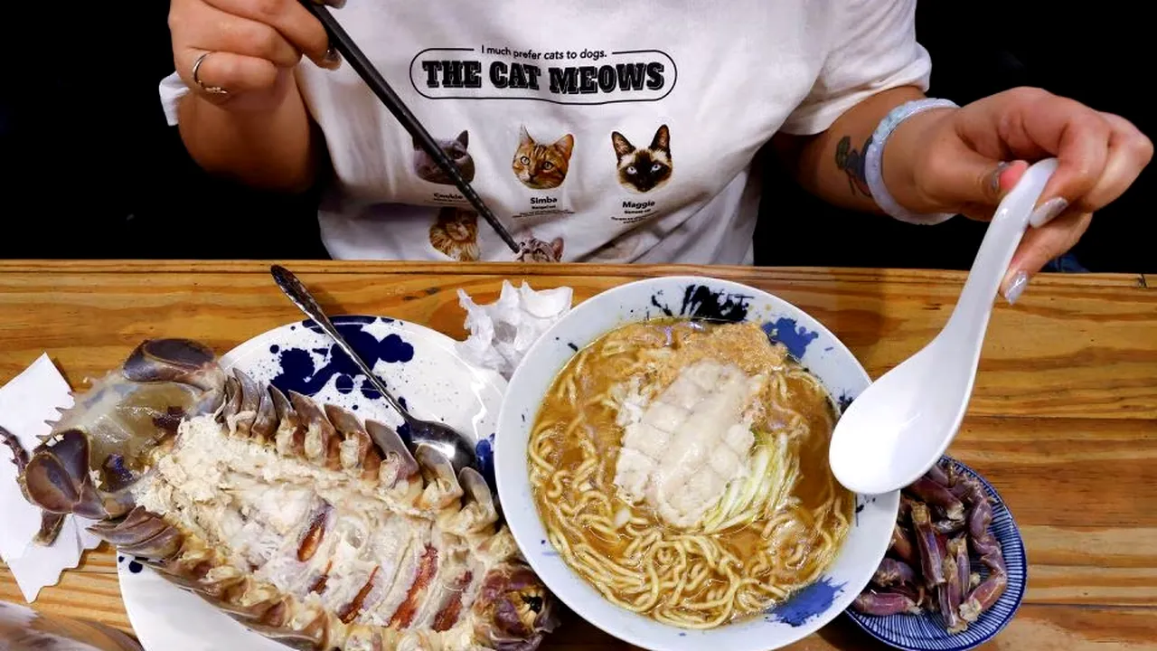 Un restaurant din Taipei pregăteşte tăiţei uriaşi de isopod pentru clienţii aventuroşi