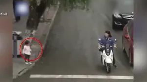 VIDEO Imagini care te ţin cu sufletul la gură! Clipe de groază pentru o fetiţă care a fugit pe o stradă plină de maşini. Este un miracol că a supravieţuit?