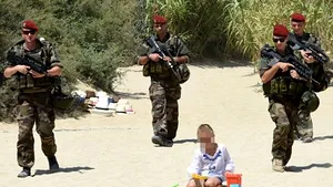 Ce mai e nou în Saint Tropez. Măsuri extreme în Franţa: Forţele de securitate patrulează înarmate şi pe plajă - GALERIE FOTO, VIDEO