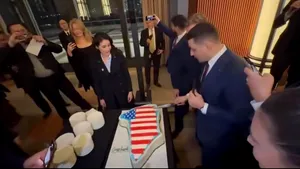 POLITIC George Simion în SUA. Liderul AUR a tăiat un tort în forma Groenlandei decorat cu steagul american