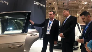 Iohannis, la SIAB 2018: S-a urcat în trei automobile şi nu a ratat ocazia de a ironiza guvernul din cauza infrastructurii | FOTO, VIDEO