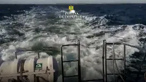 Ambarcaţiune de agrement, care plutea în derivă în Marea Neagră, adusă la ţărm de poliţiştii de frontieră | VIDEO