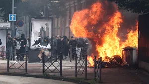 Franța: Cel puțin 400 de școli au rămas închise după ce protestele elevilor împotriva măsurilor de austeritate au devenit violente