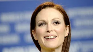 Julianne Moore va lansa un set de felicitări de Sf. Valentin, în scopuri caritabile