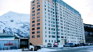 VIDEO Toţi locuitorii unui stat din Alaska locuiesc în aceeaşi clădire. Care este motivul