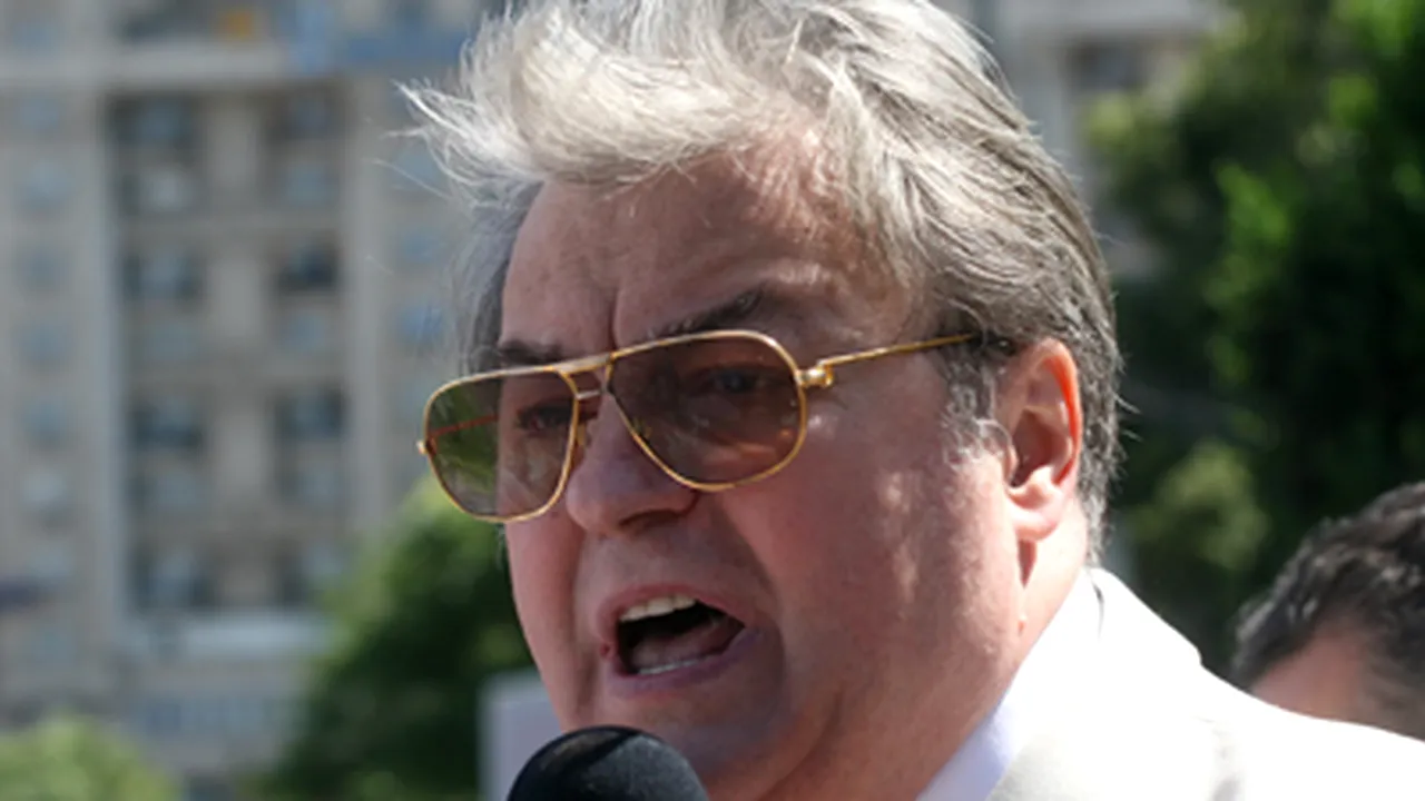 CV Tudor s-a certat cu o femeie care-i reproşa că blocase intrarea în secţia de vot