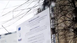 Primarul unui sector îi critică pe angajaţii Primăriei Generale după ce au spart un trotuar pentru a monta un panou publicitar: ”Distrug oraşul”