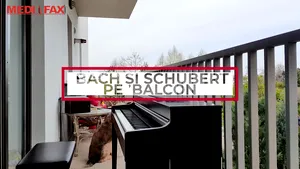 Recital de pian pe balcon. Celia, 14 ani, a cântat pentru medicii şi asistenţii din spitale