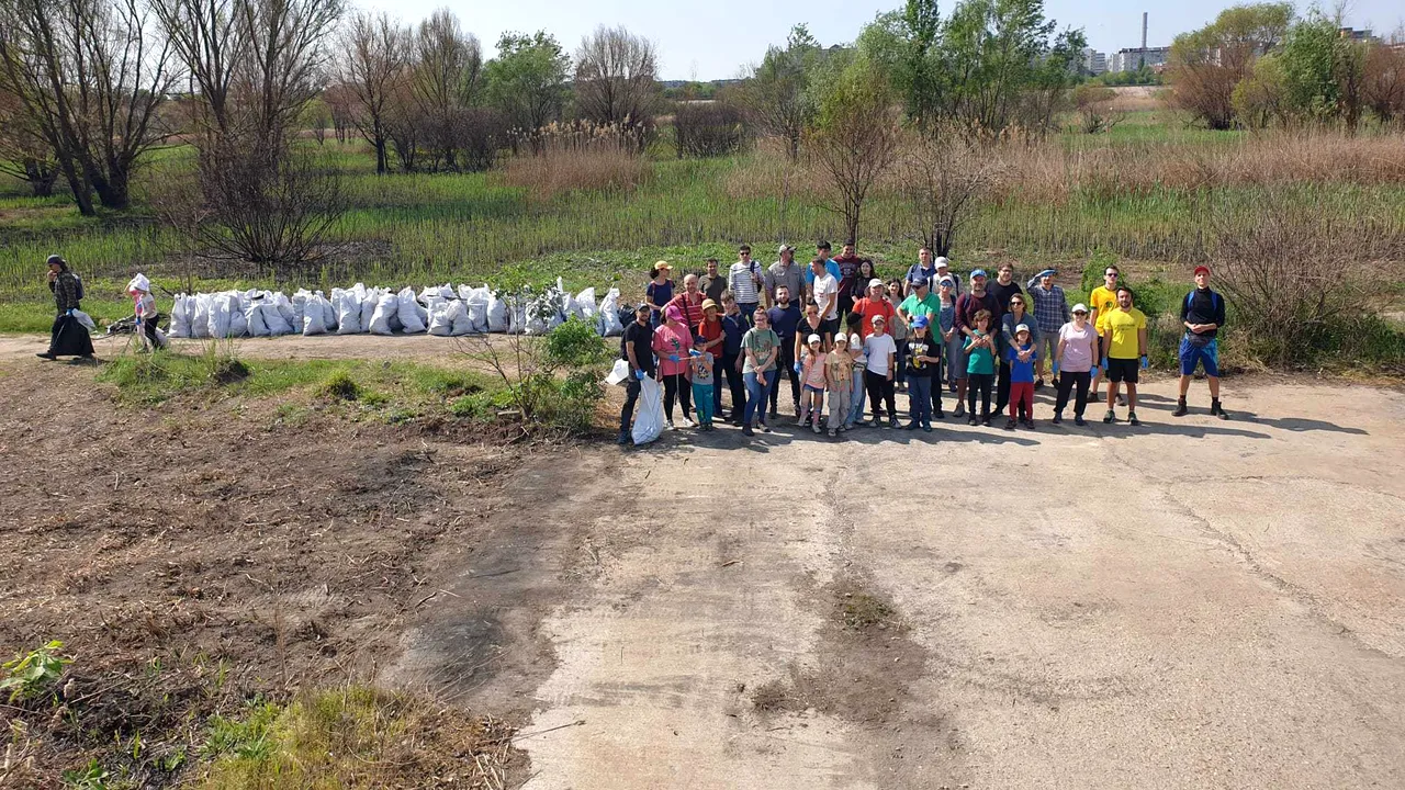  7,6 tone de deşeuri au fost strânse din Parcul Natural Văcăreşti