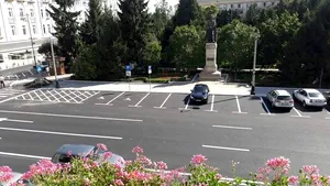 FOTO | Parcarea cu plată prin SMS a golit de maşini centrul Craiovei; şoferii preferă taxa mai mică
