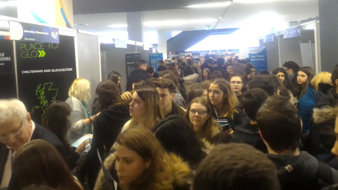 Universităţile britanice, asaltate de elevii din Transilvania, la un târg educaţional: Nu poti da greş cu o astfel de diplomă / Nu mă gândesc la Brexit, nu cred că va avea vreun efect negativ