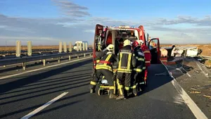 Un camion care transporta piatră a rupt parapetul  de pe mijlocul autostrăzii A3, a intrat pe contrasens și s-a răsturnat
