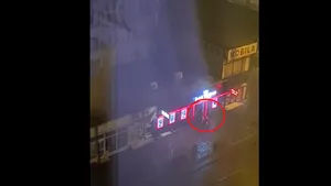 Imagini halucinante în Bacău. Cărucior cu o fetiţă, lăsat în viscol în faţa unei săli de păcănele 