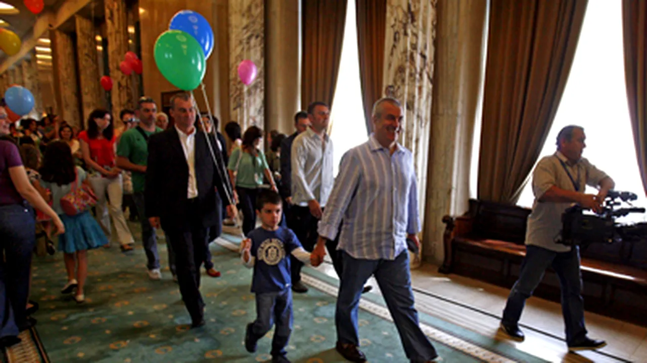 Peste 4.000 de copii, părinţi şi profesori au vizitat Palatul Victoria