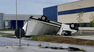 Sistem de alertare în cazul unor fenomene meteo VIOLENTE. Tudose: Săptămâna viitoare este obligatorie implementarea unui sistem de alertă pe telefon, prin SMS