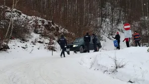 Un șofer băut a intrat cu mașina pe un drum închis din Pasul Vulcan, folosit ca pârtie