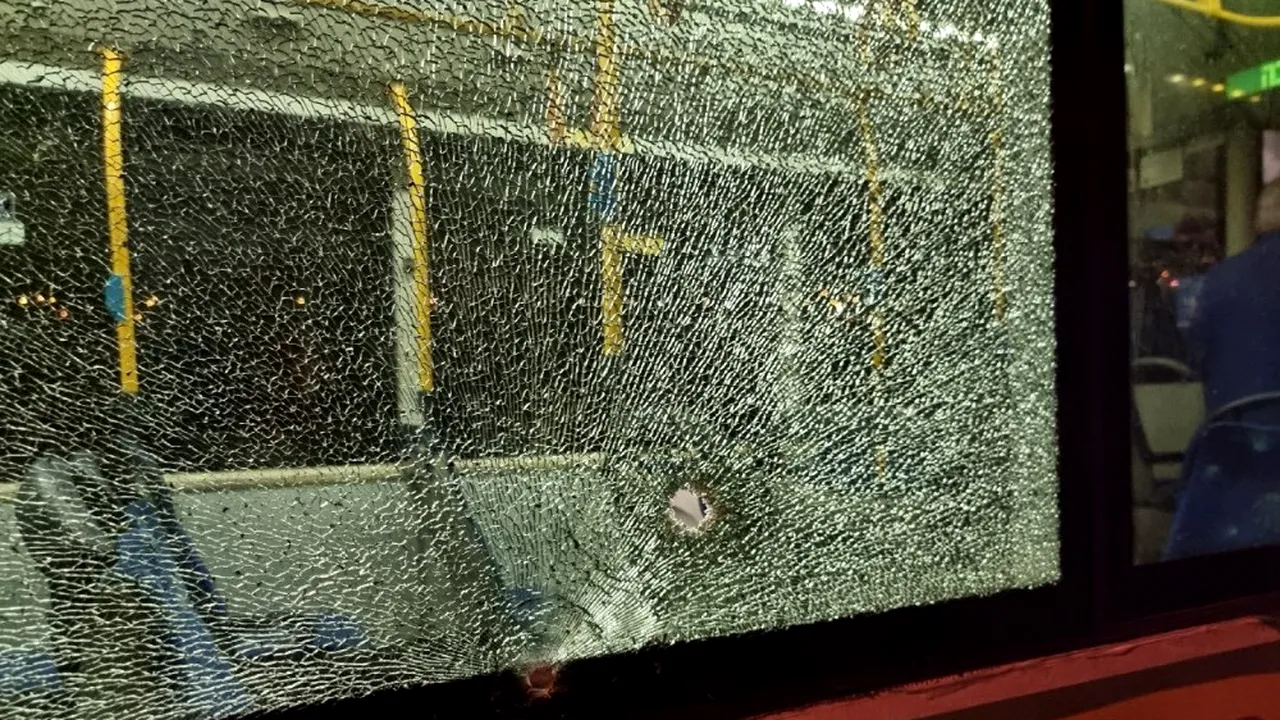 Focuri de armă asupra unui autobuz plin cu pasageri în centrul Ierusalimului. Mai multe persoane sunt rănite, dintre care două grav / Atacatorul a fost prins