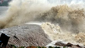 Taifun în China: Cel puţin trei oameni au murit şi o jumătate de milion au fost evacuaţi