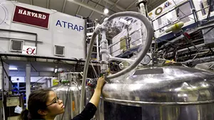 Antimateria păstrată un timp record la CERN: Peste 16 minute