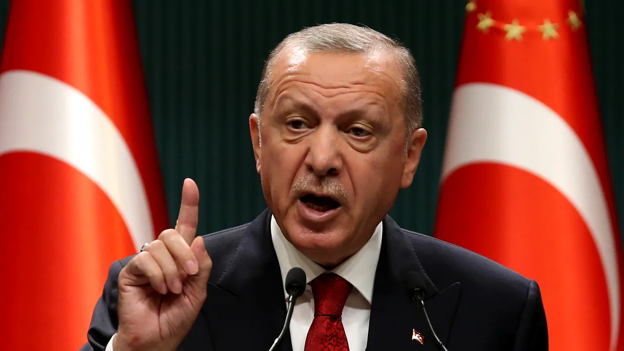 Situaţia diplomatică continuă să se deterioreze între Franţa şi Turcia. Erdogan le cere turcilor să boicoteze produsele franţuzeşti, după remarcile lui Macron despre caricaturile cu Mahomed