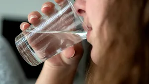 Sfaturi de hidratare în mijlocul valurilor de căldură periculoase: Consumă apă înainte ca setea să apară