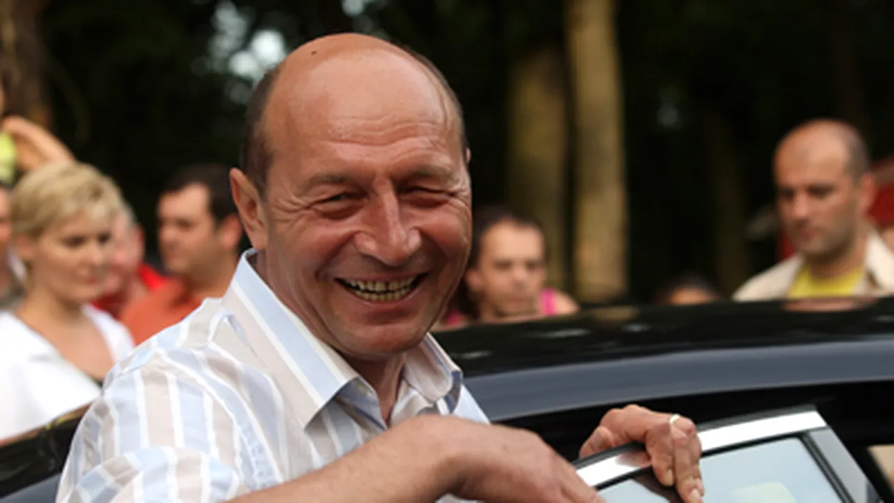 Băsescu şi-a uitat soţia în Pavilionul Expoziţional de la Mamaia