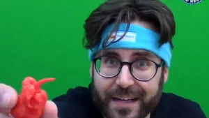 VIDEO Canadianul Mike Jack, cel mai iute la...mâncat ardei iuţi. Bărbatul are titlul de campion Guinness Book