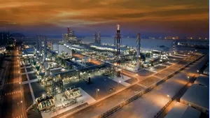 Una dintre cele mai mari rafinării de petrol din lume și-a suspendat operațiunile. Ce efecte sunt