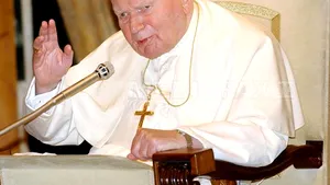 O fiolă cu sângele papei Ioan Paul al II-lea, expusă într-o biserică din Cracovia