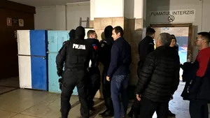 Un interlop ieşean şi fiul său, ridicaţi de mascaţi de la Cupa României la box. Motivul reţinerii