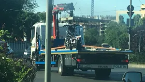 Accident pe pasajul Basarab din Capitală, în care a fost implicat un motociclist. FOTO