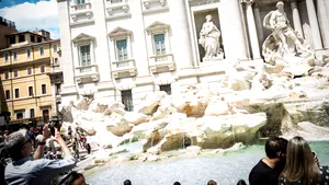 Cum încearcă autorităţile de la Roma să protejeze faimoasa Fontana di Trevi de turiştii necivilizaţi